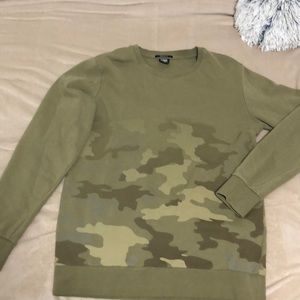 Long sleeve sweatshirt (no hoodie)